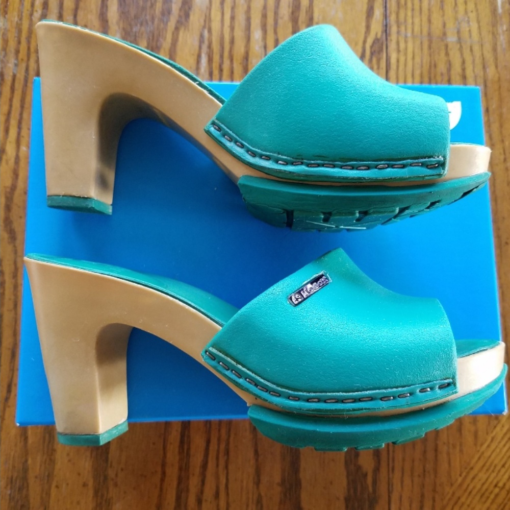 SOLD -- Cushiony clogs